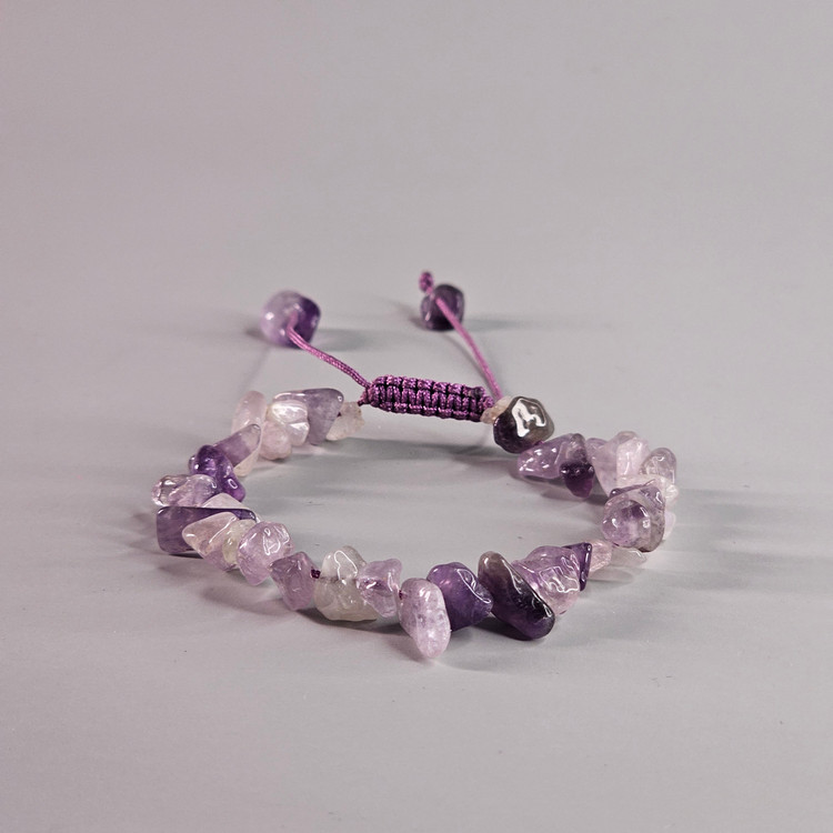 دستبند سنگ آمتیست طبیعی | دستساز مکرومه با نخ بنفش قابل تنظیم aram002