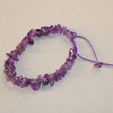 دستبند سنگ آمتیست طبیعی | دستساز مکرومه با نخ بنفش قابل تنظیم aram002