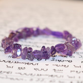 دستبند سنگ آمتیست طبیعی | دستساز مکرومه با نخ بنفش قابل تنظیم aram002