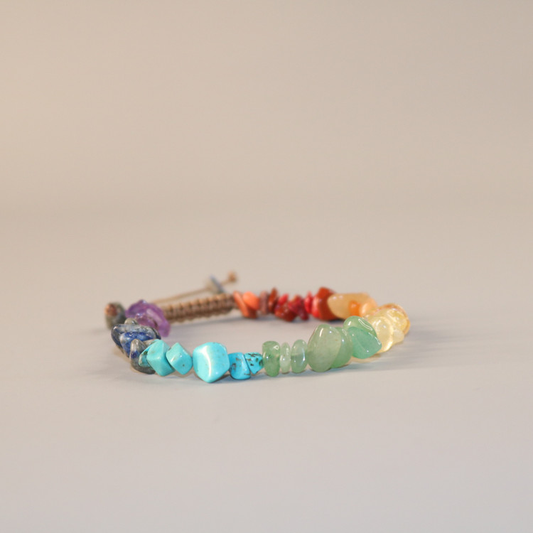 دستبند سنگهای طبیعی هفت چاکرا | مدل چیپ استون (Chip Stone) با بند قهوهای قابل تنظیم