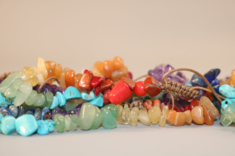 دستبند سنگهای طبیعی هفت چاکرا | مدل چیپ استون (Chip Stone) با بند قهوهای قابل تنظیم