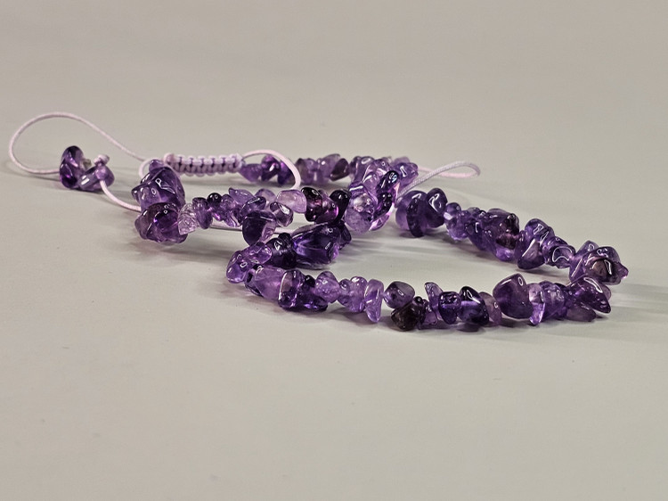 دستبند سنگ آمتیست طبیعی | دستساز مکرومه با نخ بنفش قابل تنظیم aram002