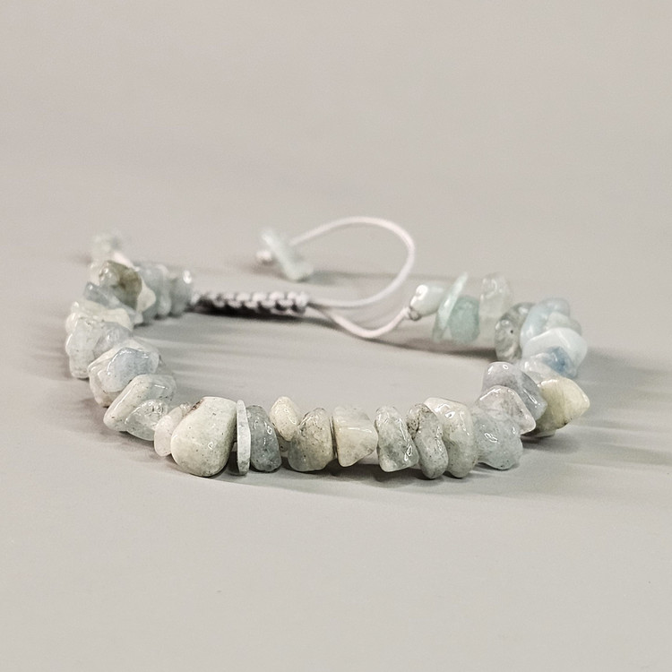 دستبند سنگ آکوامارین | دستساز با نخ مکرومه قابل تنظیم