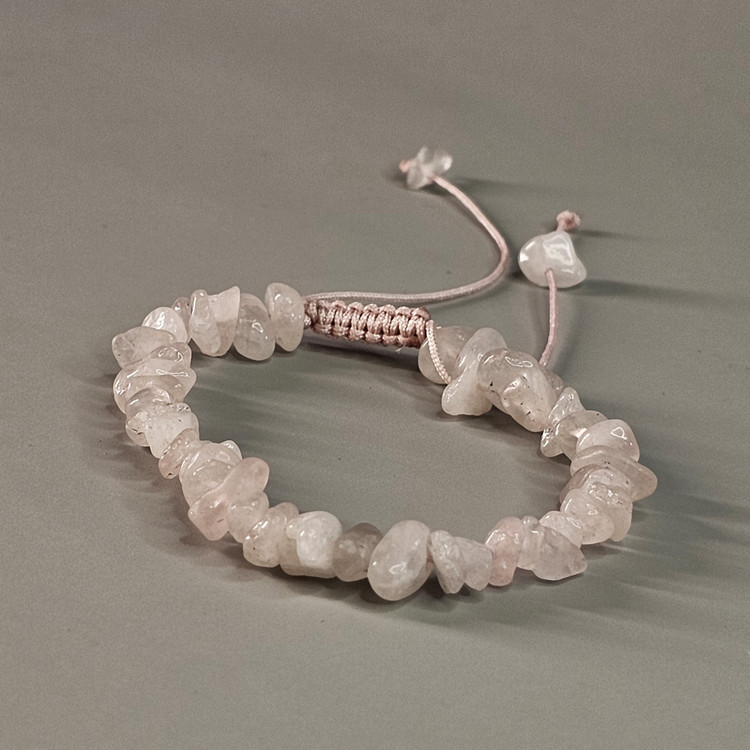 دستبند سنگ رزکوارتز | دست ساز با نخ مکرومه قابل تنظیم